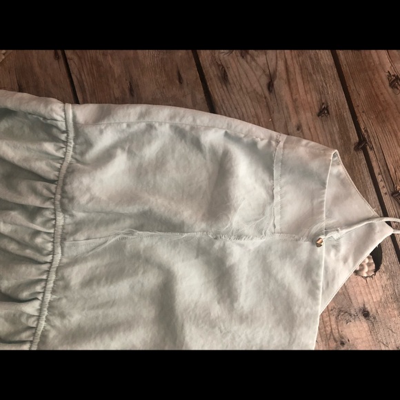 Cute light blue top! - Picture 3 of 5